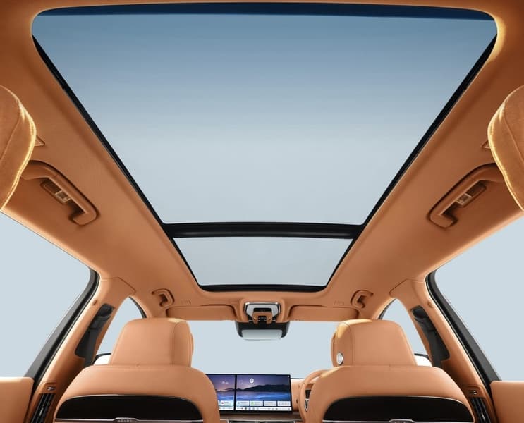 Hongqi E-HS9 panoramic sunroof cabin view